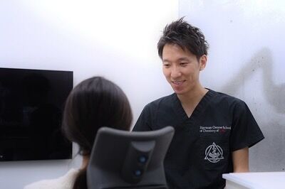 .
　　院長　安部徹
1978年　北九州生まれ
　　　　　中高一貫の佐賀県弘学館にて6年間寮生活を送る
1997年　九州大学歯学部　入学
2003年　九州大学歯学部　卒業
2010年　安部徹歯科医院　開業　
.
医院理念　
自分自身、自分の大切な人が安心して受けられる医療『技術・衛生面・おもてなし・空間』を提供する
.
とりあえずの治療ではなく、きちんとした診察、診断のもとに、個人個人に合わせた1口腔単位での永続性のある包括的歯科治療を行っています
『百聞は一見に如かず』
治療方針や診療内容は、画像や絵を用いて分かりやすい説明をするように心掛けています。